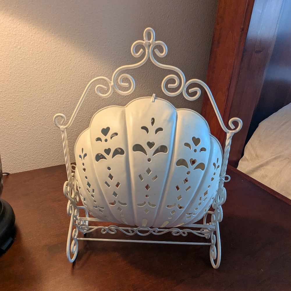 Elegant White Metal Southern Biscuit Warmer/Server  EUC